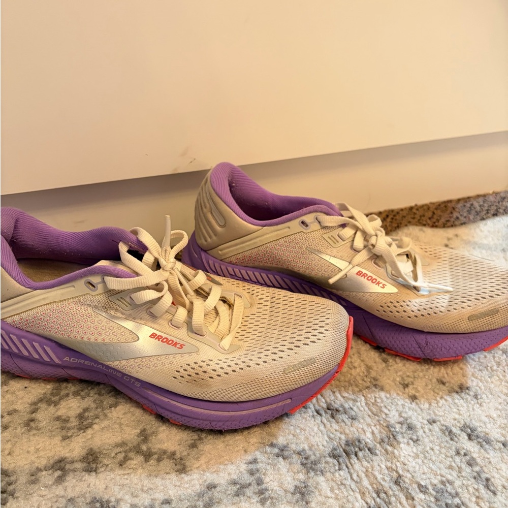 Brooks Women's Running Shoes in Light Gray with Purple Trim